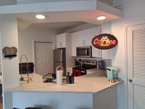 Una cocina con un mostrador con un cartel. en Briarcliff Oasis, en Atlanta