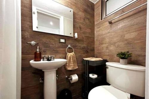 Luxury Loft, El Dorm 322. في غواتيمالا: حمام به مرحاض أبيض ومغسلة