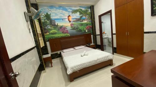 Habitación con cama y pintura en la pared en Hoàng Thiên Lộc Hotel -199 Hoàng Hoa Thám, Q. Tân Bình - by Bay Luxury, en Ho Chi Minh