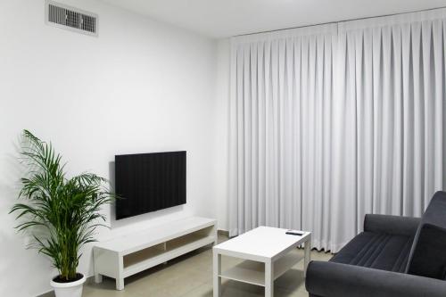 טלויזיה ו/או מרכז בידור ב-Luxury Suite Apartment With Sea View #63 By Hashdera Eilat