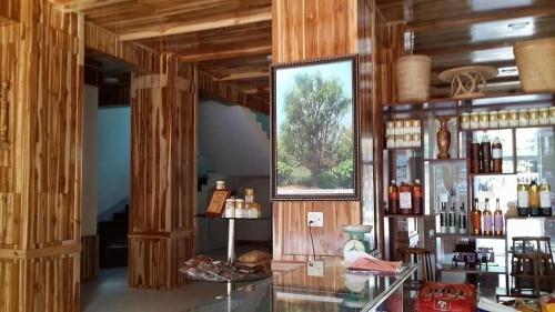 um quarto com paredes de madeira e um balcão com garrafas em Agri Hotel Điện Biên Phủ - by Bay Luxury em Dien Bien Phu