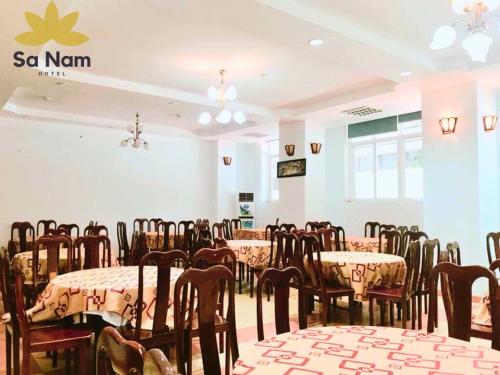 Thương Xà (2)にあるKhách sạn Sa Nam Cửa Lòのダイニングルーム(テーブル、椅子付)