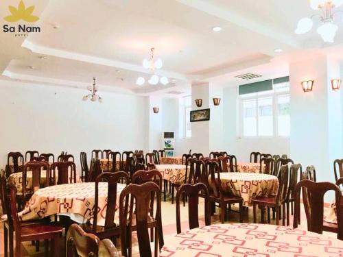 een eetkamer met tafels en stoelen. bij Khách sạn Sa Nam Cửa Lò in Thương Xà (2)