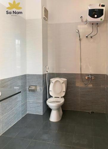 ein Bad mit einem WC und einer Duschkabine in der Unterkunft Khách sạn Sa Nam Cửa Lò in Thương Xà (2)