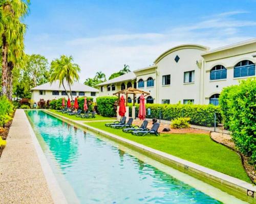 Πισίνα στο ή κοντά στο Sunbird Suite in Palm Cove