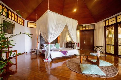 Postel nebo postele na pokoji v ubytování Mandala Spa & Resort Villas