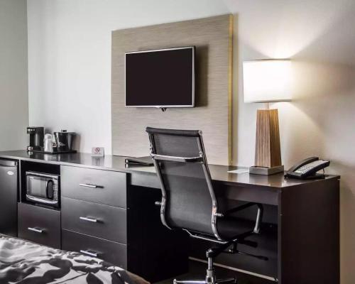 Pokój ten wyposażony jest w biurko z krzesłem i telewizor. w obiekcie Sleep Inn and Suites Blackwell I-35 w mieście Blackwell
