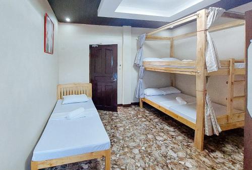 Katil atau katil-katil dalam bilik di RedDoorz at R2K Pension House