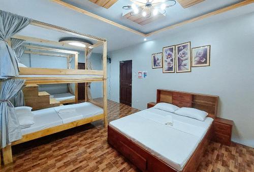 Katil atau katil-katil dalam bilik di RedDoorz at R2K Pension House