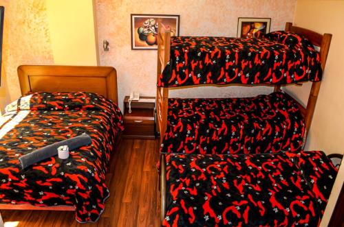 1 dormitorio con 2 literas y 1 cama en Hotel Lizarraga, en La Paz