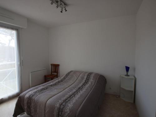 een slaapkamer met een bed en een raam bij Appartement Saint-Brevin-les-Pins, 2 pièces, 3 personnes - FR-1-364-93 in Saint-Brevin-les-Pins
