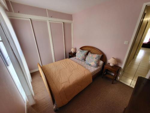 1 dormitorio con 1 cama con 2 almohadas en Appartement Les Sables-d'Olonne, 2 pièces, 4 personnes - FR-1-92-575 en Les Sables-dʼOlonne