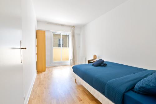 une chambre avec un lit bleu et une fenêtre dans l'établissement Appartement Quartier Luxembourg Free Netflix, à Paris