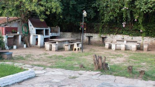 un parc avec une table de pique-nique et un bâtiment dans l'établissement Los Manantiales, à Tanti