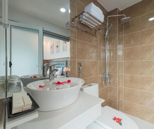 芽莊的住宿－Marilla Nha Trang Hotel - by Bay Luxury，浴室配有白色浴缸和淋浴。