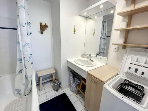 グランビルにあるAppartement Granville, 2 pièces, 2 personnes - FR-1-361-18の白いバスルーム(シンク、シャワー付)