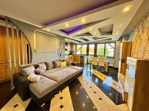 salon z kanapą i jadalnią w obiekcie Bem Apartman w Debreczynie