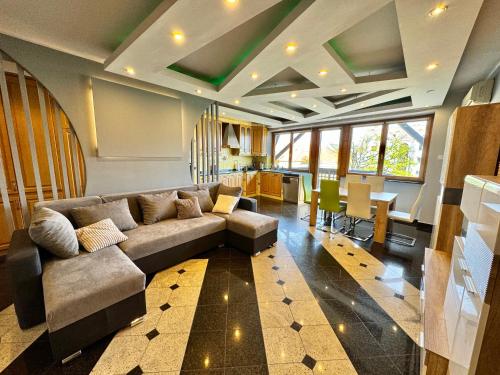 duży salon z kanapą i stołem w obiekcie Bem Apartman w Debreczynie