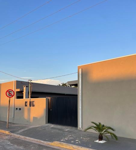 Casa com piscina e churrasqueira في بونيتو: مبنى امامه محطه
