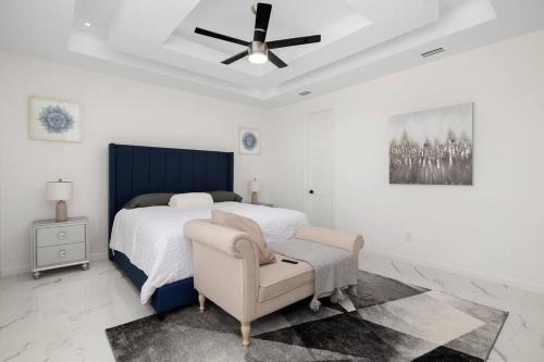 - une chambre avec un lit et un ventilateur de plafond dans l'établissement Quinta Real 4905, à McAllen