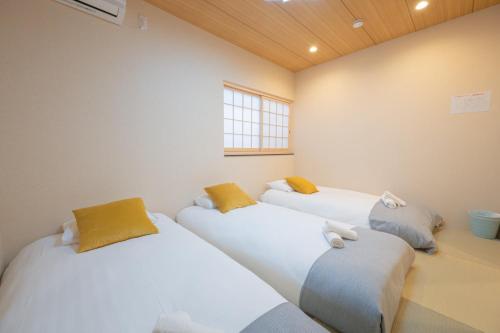 a room with two beds and a window at 和居 東桜 静かで落ち着く 大阪城近くの好立地物件 in Osaka