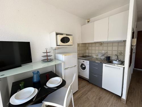 Photo de la galerie de l'établissement Studio cabine avec terrasse, proche plage - FR-1-338-106, à Sète