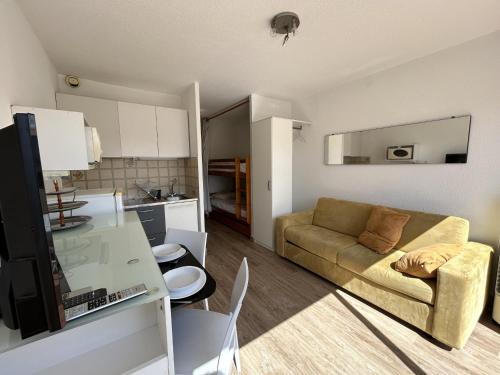 Photo de la galerie de l'établissement Studio cabine avec terrasse, proche plage - FR-1-338-106, à Sète