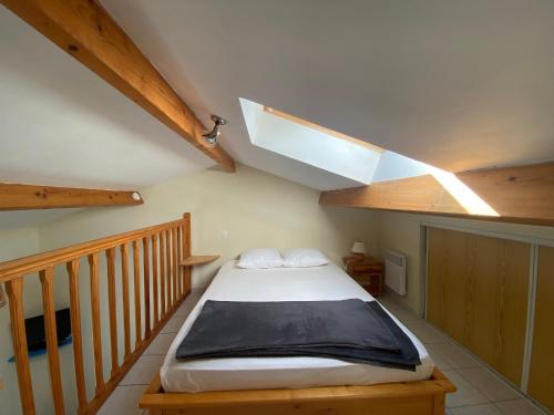 Tempat tidur dalam kamar di Appartement La Tranche-sur-Mer, 2 pièces, 4 personnes - FR-1-22-171