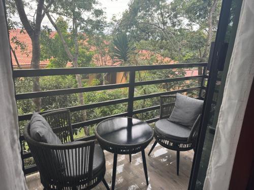Un balcón o terraza en Steady State Apartment 2