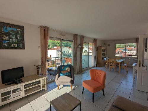 Centre Arcachon - Grand T3 Calme, Lumineux avec Terrasse et Parking, Proche Plages et Commerces