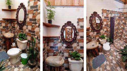 twee foto's van een badkamer met een toilet en een spiegel bij Sweet Home Amazon Region in Puyo