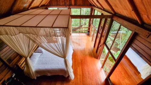 een slaapkamer in een houten huis bij Sweet Home Amazon Region in Puyo