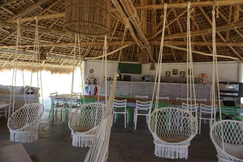 ein Esszimmer mit Stühlen und einem Tisch in einem Gebäude in der Unterkunft Private Beachescape - Amansinaya Beachhouse Mindoro in Bulalakao