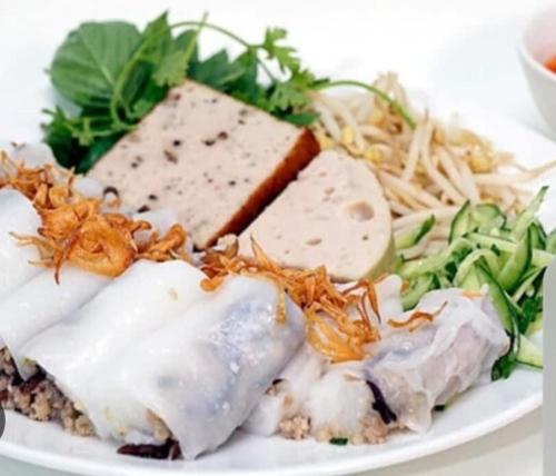 talerz żywności z mięsem i warzywami w obiekcie Huy-Mountainside Homestay w mieście Phong Nha