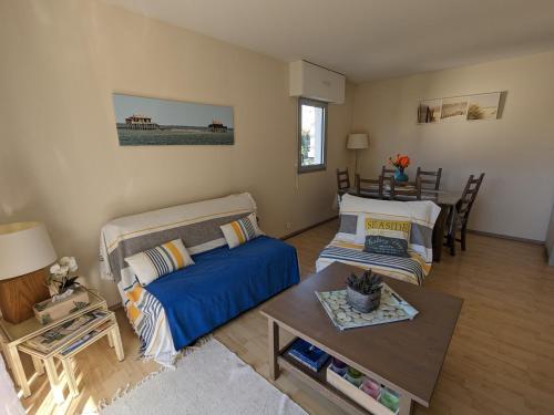 un salon avec un lit et une table dans l'établissement 