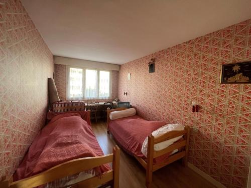 une chambre avec trois lits et une fenêtre dans l'établissement Appartement T3 avec balcon, garage et cuisine équipée - FR-1-197-417, à Les Sables-dʼOlonne