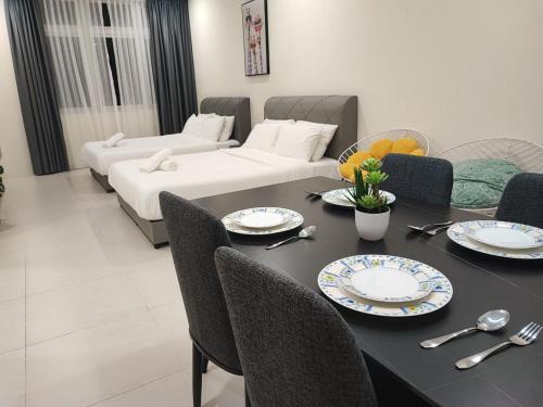 uma sala de estar com uma mesa e um sofá em The Foreigner Staycation at Riverine Diamond Kuching em Kuching
