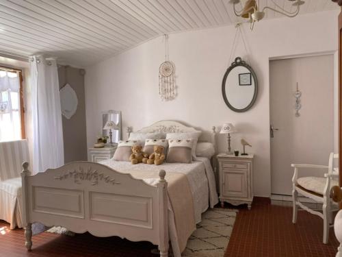 une chambre avec un lit avec deux ours en peluche dessus dans l'établissement Charme et détente entre mer et campagne, proche plages et activités - FR-1-336-83, à Angles