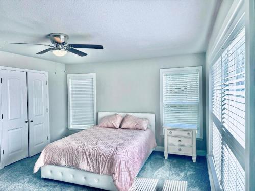 a bedroom with a bed and a ceiling fan at Tranquility @ Downtown FortWorth in Fort Worth