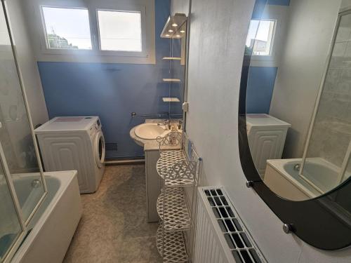 une salle de bain avec un lavabo et des toilettes dans l'établissement Spacieux appartement 2 chambres à 450m de la plage et près du centre de Royan - FR-1-71-75, à Royan