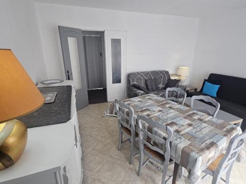 un salon avec une table et un canapé dans l'établissement Spacieux appartement 2 chambres à 450m de la plage et près du centre de Royan - FR-1-71-75, à Royan