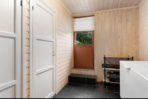 ein Bad mit einer Tür und einem Fenster in der Unterkunft Koselig hybel sentralt på Ålgård in Ålgård