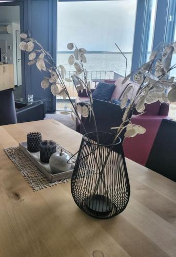 a black vase sitting on top of a table at Appartment Seeblick 4 1OG Grundbelegung 4 Pers in Elsterheide