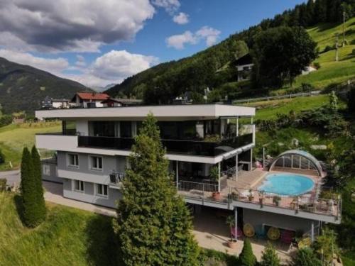 una vista aérea de una casa con piscina en Komfortables Ferienhaus in Landeck mit Privatem Pool en Landeck