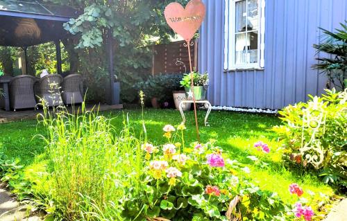 einen Garten mit einem Ballon und ein paar Blumen in der Unterkunft Casa Diaz in Bad Harzburg