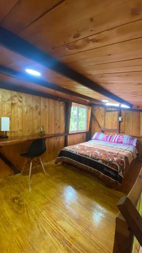 una camera con un letto in una cabina di legno di Rancho San Lorenzo a Huautla de Jiménez