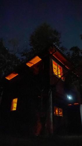 una casa con ventanas iluminadas por la noche en Rancho San Lorenzo, en Huautla de Jiménez