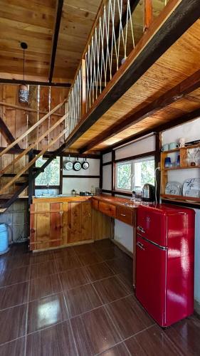 una cocina con nevera roja y una escalera en Rancho San Lorenzo, en Huautla de Jiménez