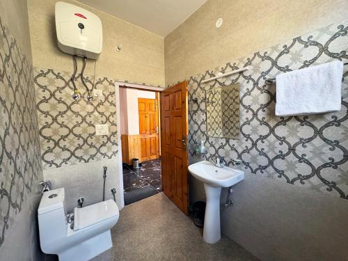 y baño con lavabo y aseo. en Hawk Eye Resort, en Shimla