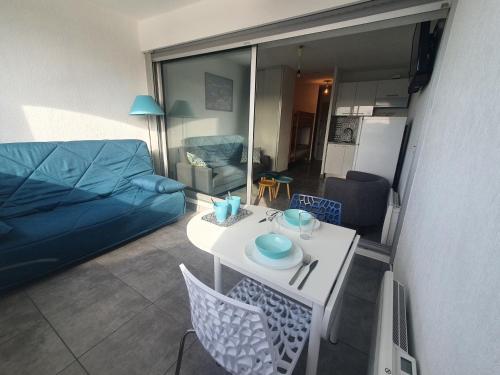 un salon avec une table et un canapé dans l'établissement Studio cabine climatisé avec parking à Sète - FR-1-338-398, à Sète